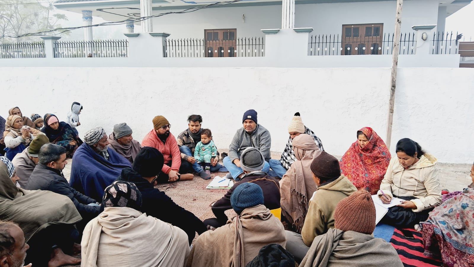 आज एमा मुगल गांव में ग्राम पंचायत की आम बैठक आयोजित की गई।